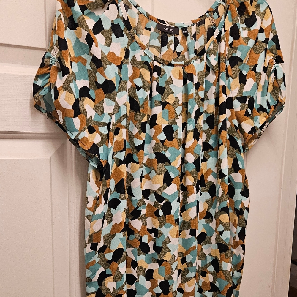 Women's APT. 9 multicolored short sleeve top. Size XL. Barely worn.